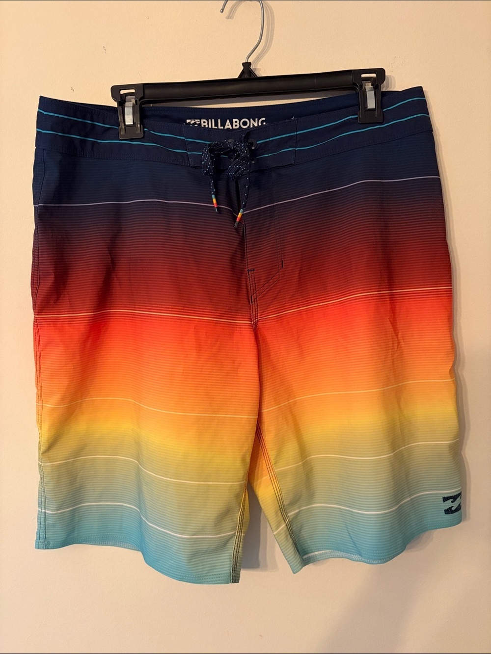 Billabong Men’s Ombré Sunset Boardshorts - EUC - Size 33